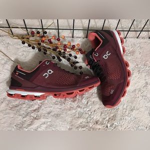 ️On Cloud Surfer women's running color wine and white size 8